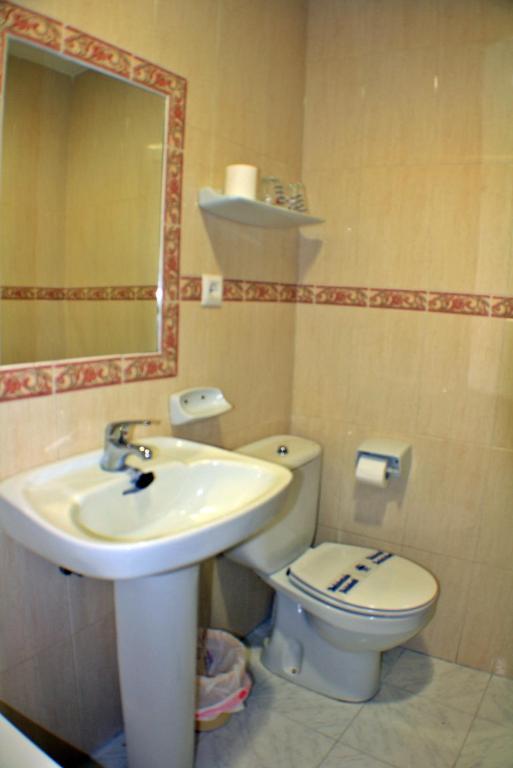 Hostal Carlos I La Línea de la Concepción Стая снимка