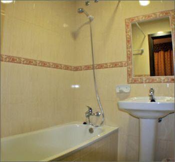 Hostal Carlos I La Línea de la Concepción Екстериор снимка